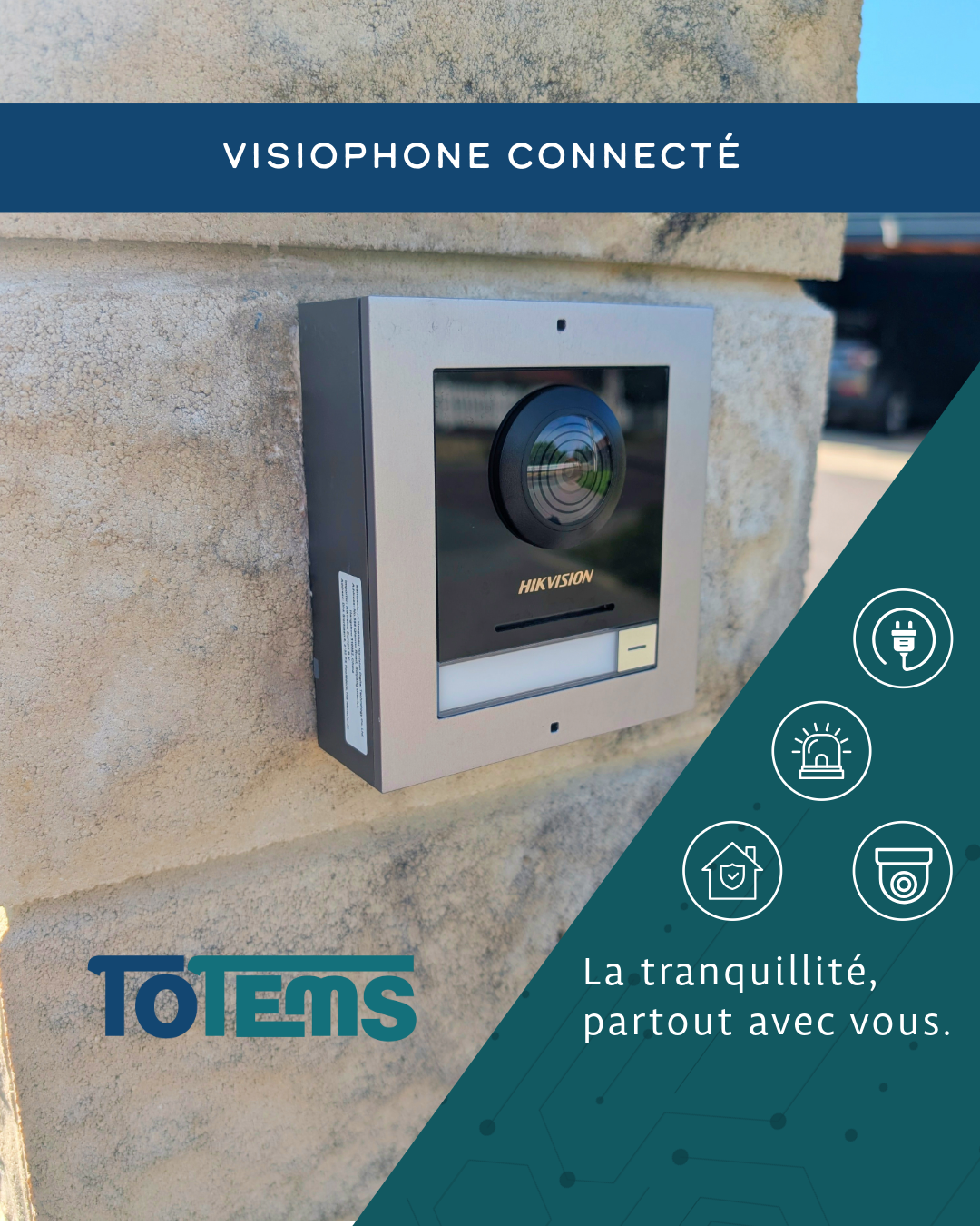 Visiophone Hikvision installé sur un pilier d'entrée