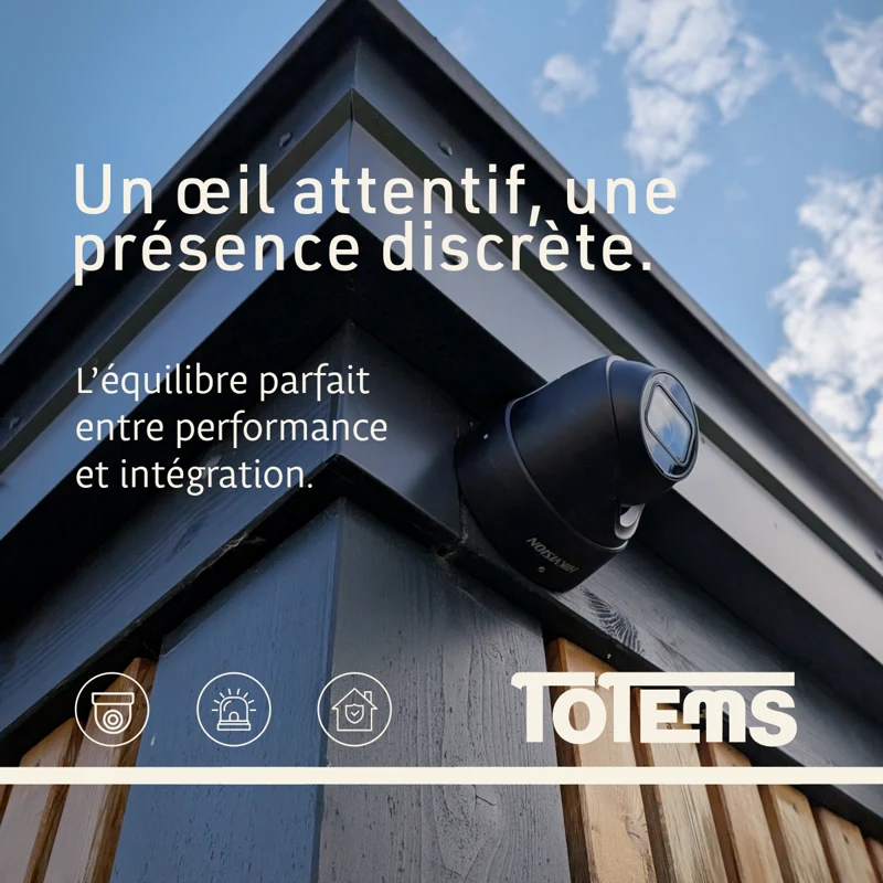 Caméra de vidéosurveillance discrète installée sur un bardage bois