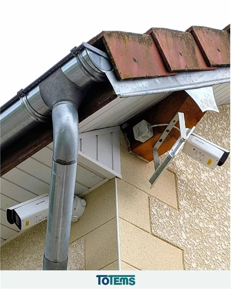 Montage d'une caméra de surveillance avec boîtier vidéo sur façade