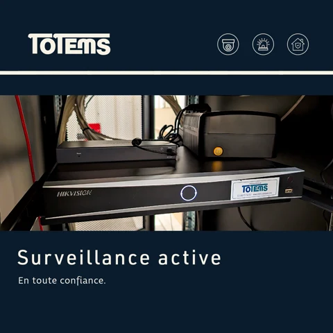 Caméras de vidéosurveillance installées sur la façade d'un magasin en Franche-Comté