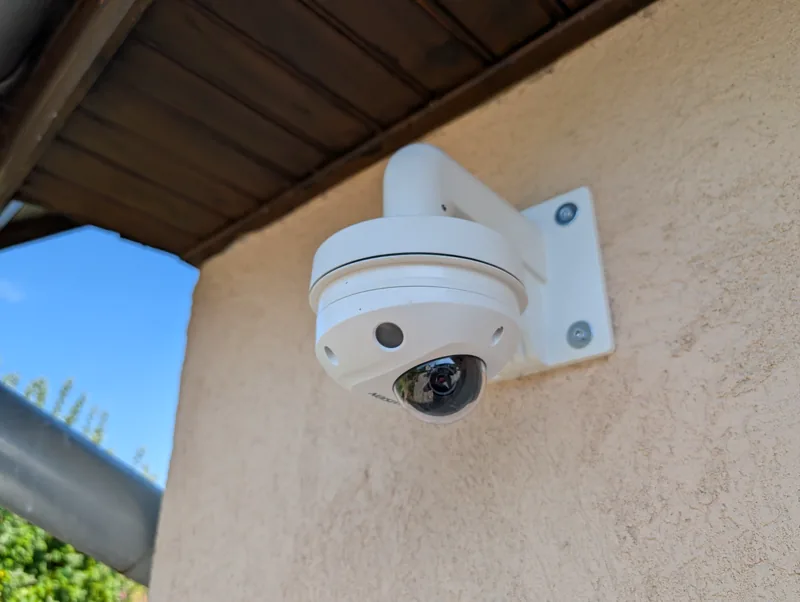Caméra de vidéosurveillance posée sur une façade claire
