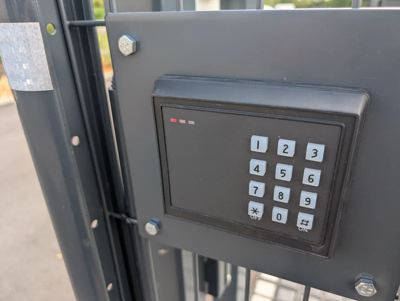 Clavier de contrôle d'accès installé sur un portail