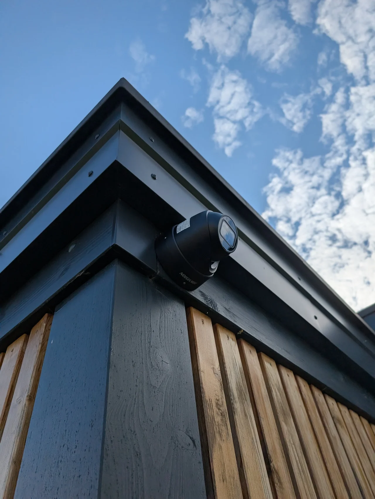 Caméra de vidéosurveillance Totems posée sur un bardage bois